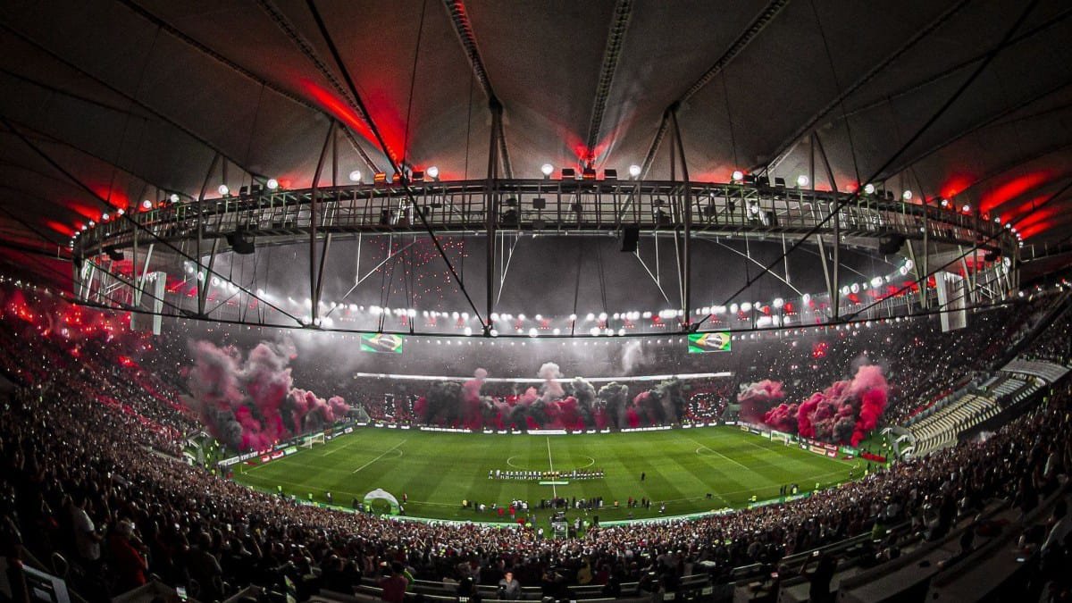 NA BRONCA: Jogadores do Flamengo detonam gramado do Maracanã após classificação na Libertadores