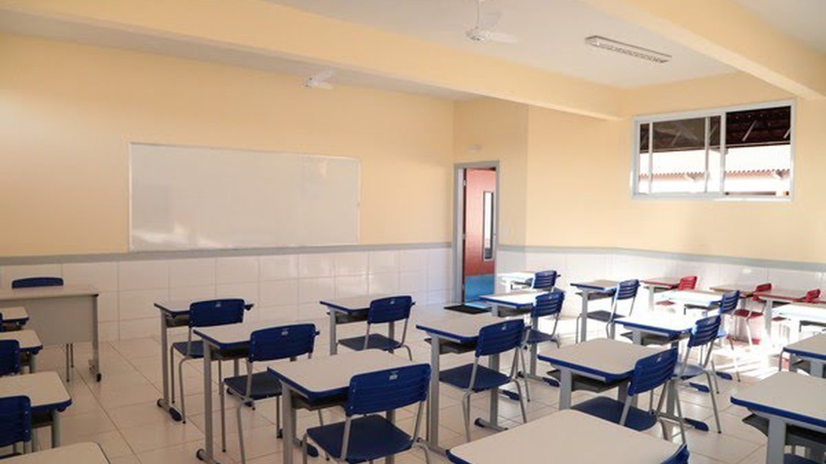 Professores jovens somem das salas de aula enquanto número de docentes com 60+ dispara