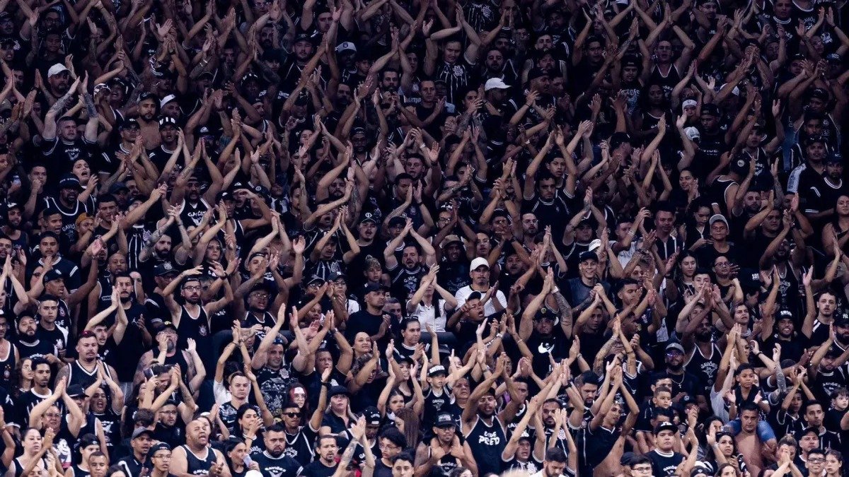 Torcida do Corinthians entra no CT do clube e se reúne com jogadores após eliminação na Libertadores